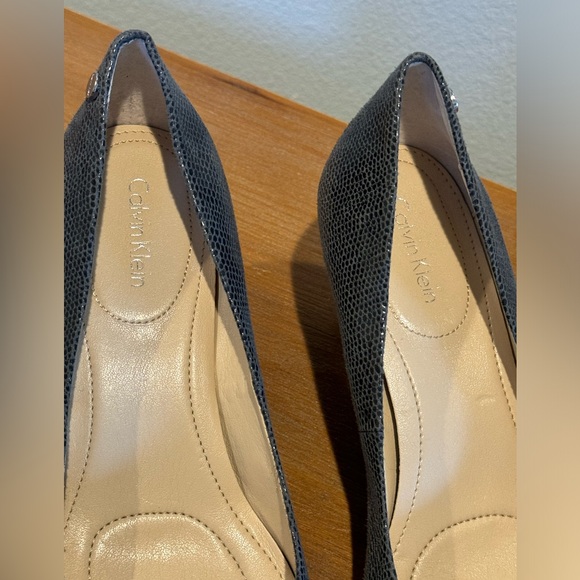 Calvin Klein Womens 7 Saxton Heels Wedge Shoes Pumps Snakeskin Look - Picture 4 of 10